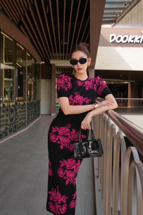 Sixdo Black Rose Knit Blouse & Black Rose Knit Pencil Skirt